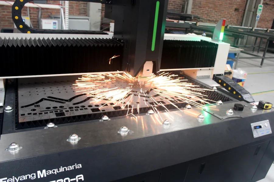 Corte láser CNC de piezas metálicas en Mega Maquinados