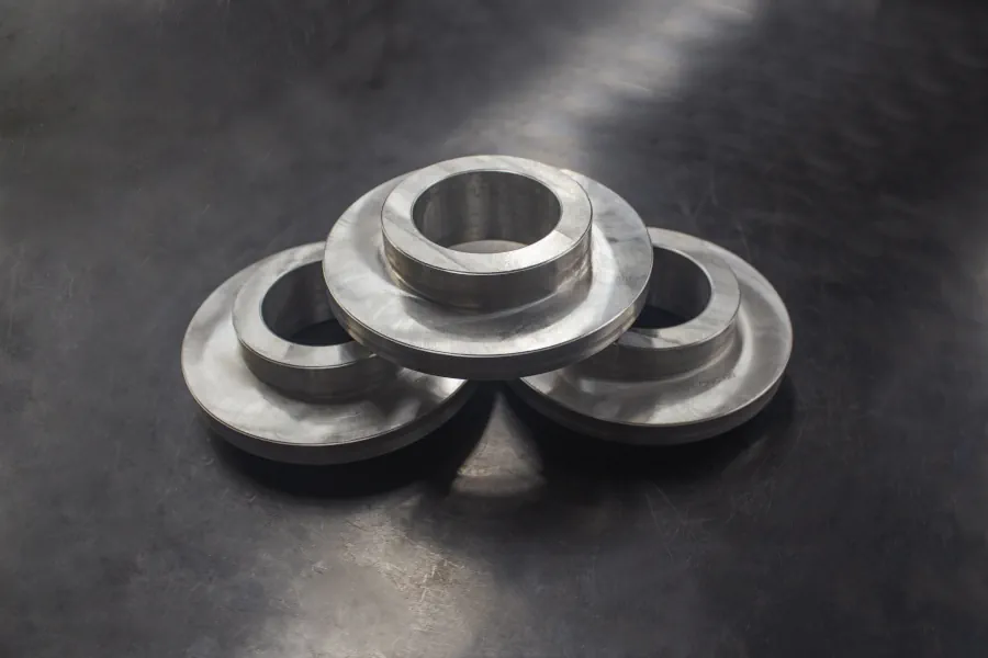 Piezas metálicas cilíndricas fabricadas para procesos de torno industrial