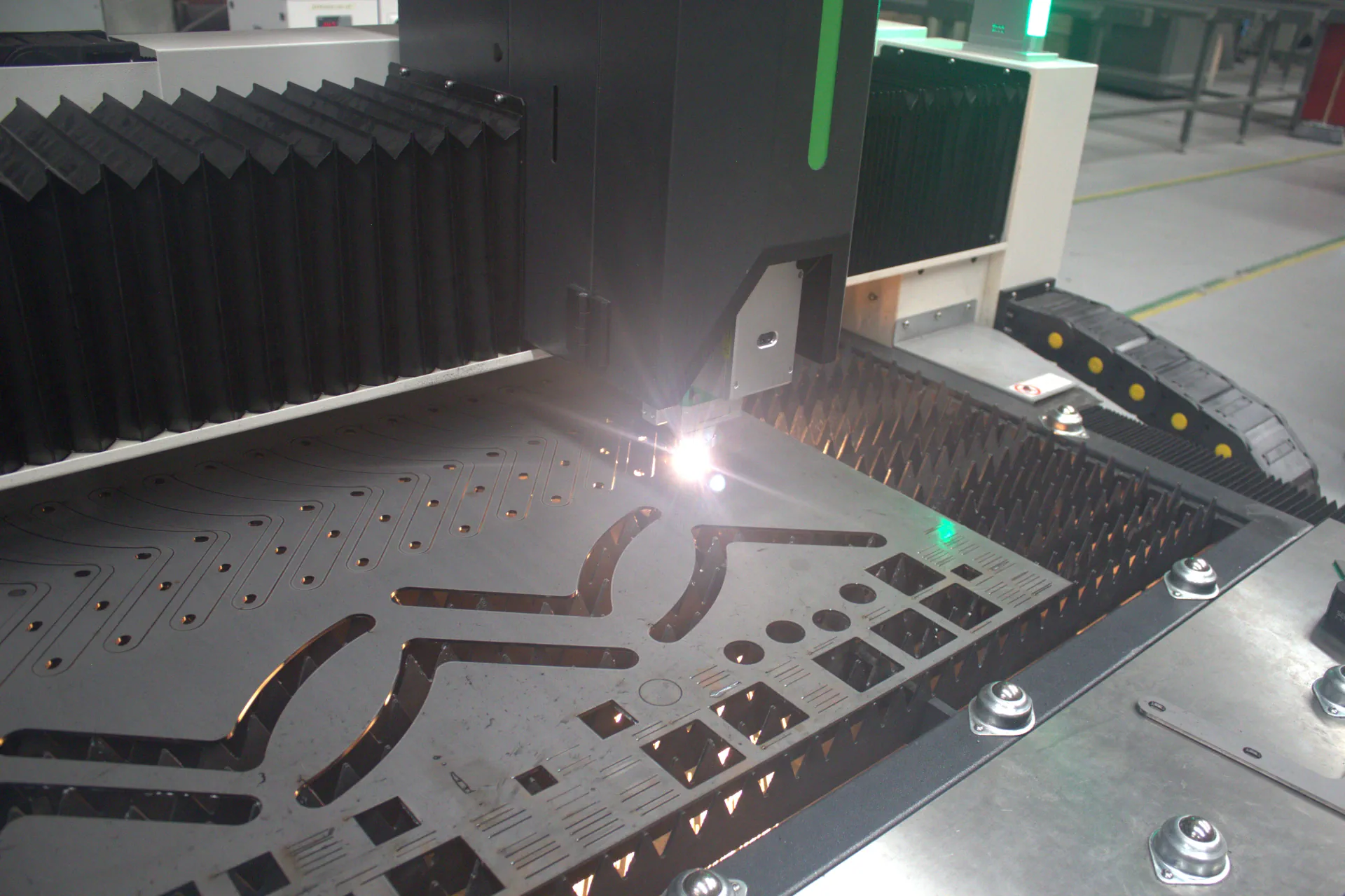 Corte láser CNC de placa metálica para piezas industriales en Mega Maquinados