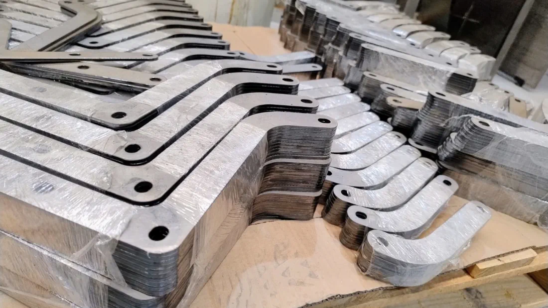 Piezas metálicas dobladas con control técnico para fabricación industrial