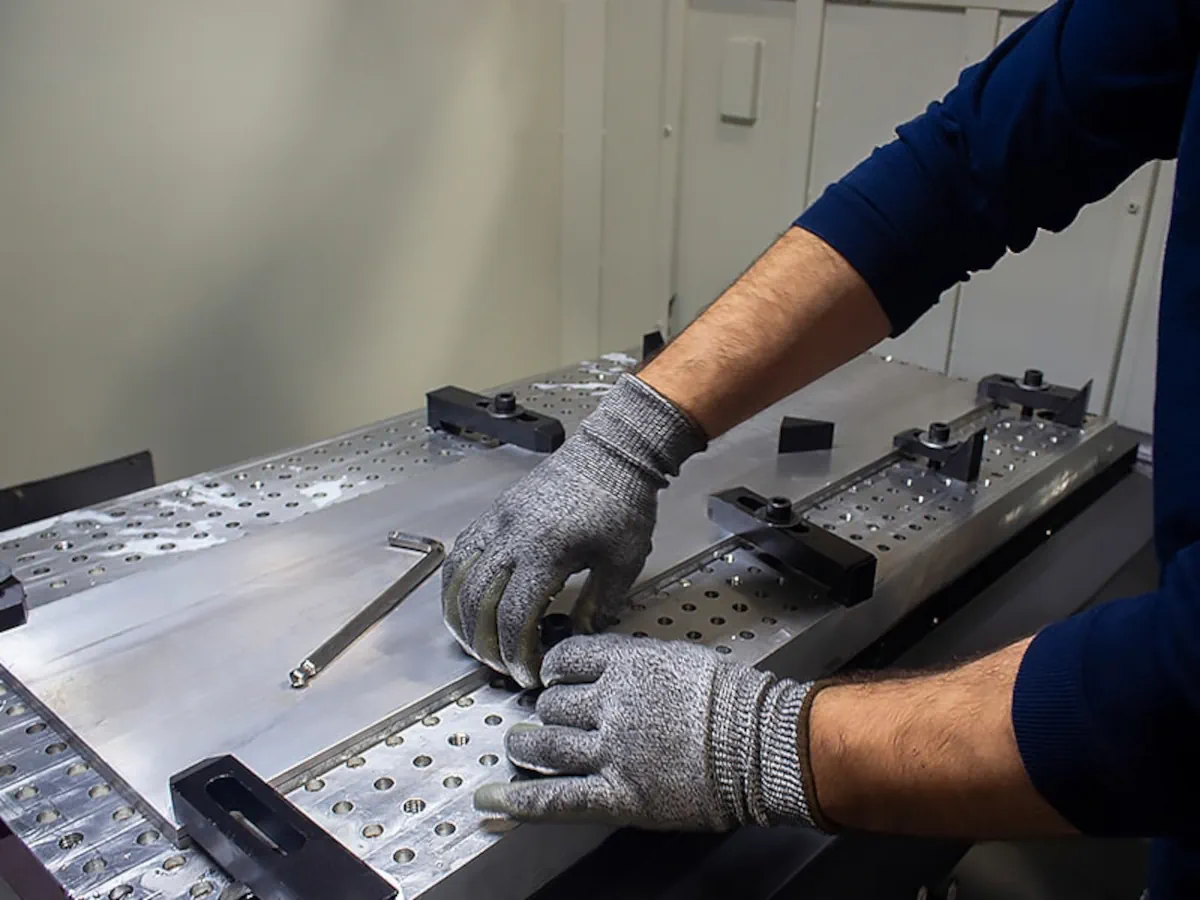 Operador preparando pieza metálica para fabricación industrial en Mega Maquinados