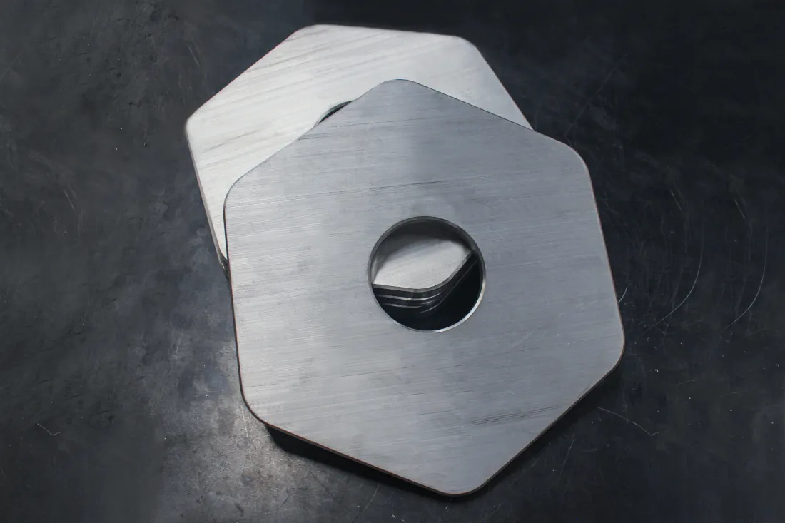 Pieza metálica que requiere maquinado CNC para ajustes y barrenos