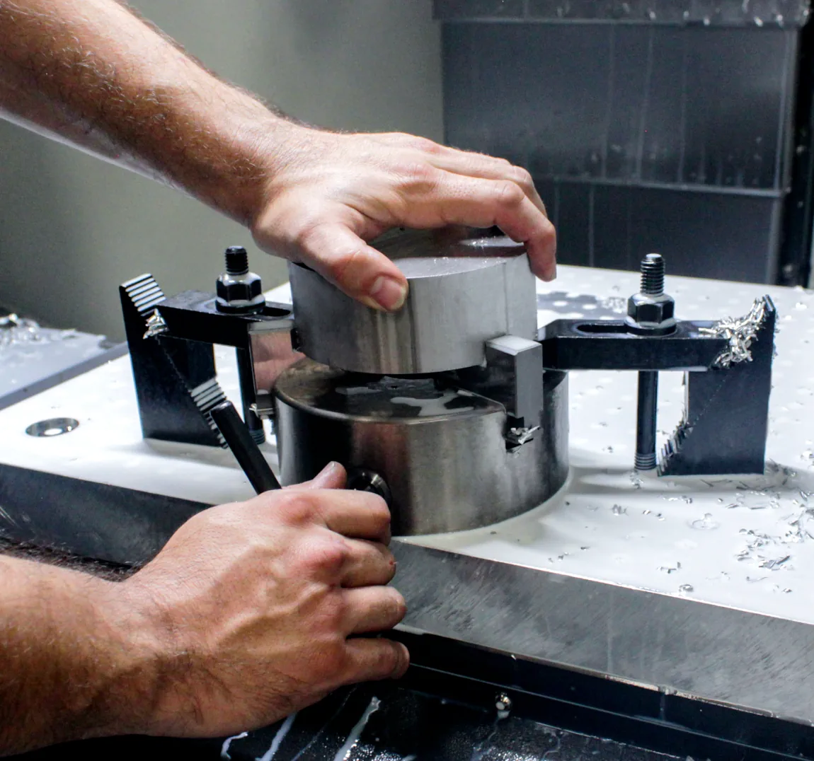 Proceso de fabricación y revisión de piezas metálicas en Mega Maquinados