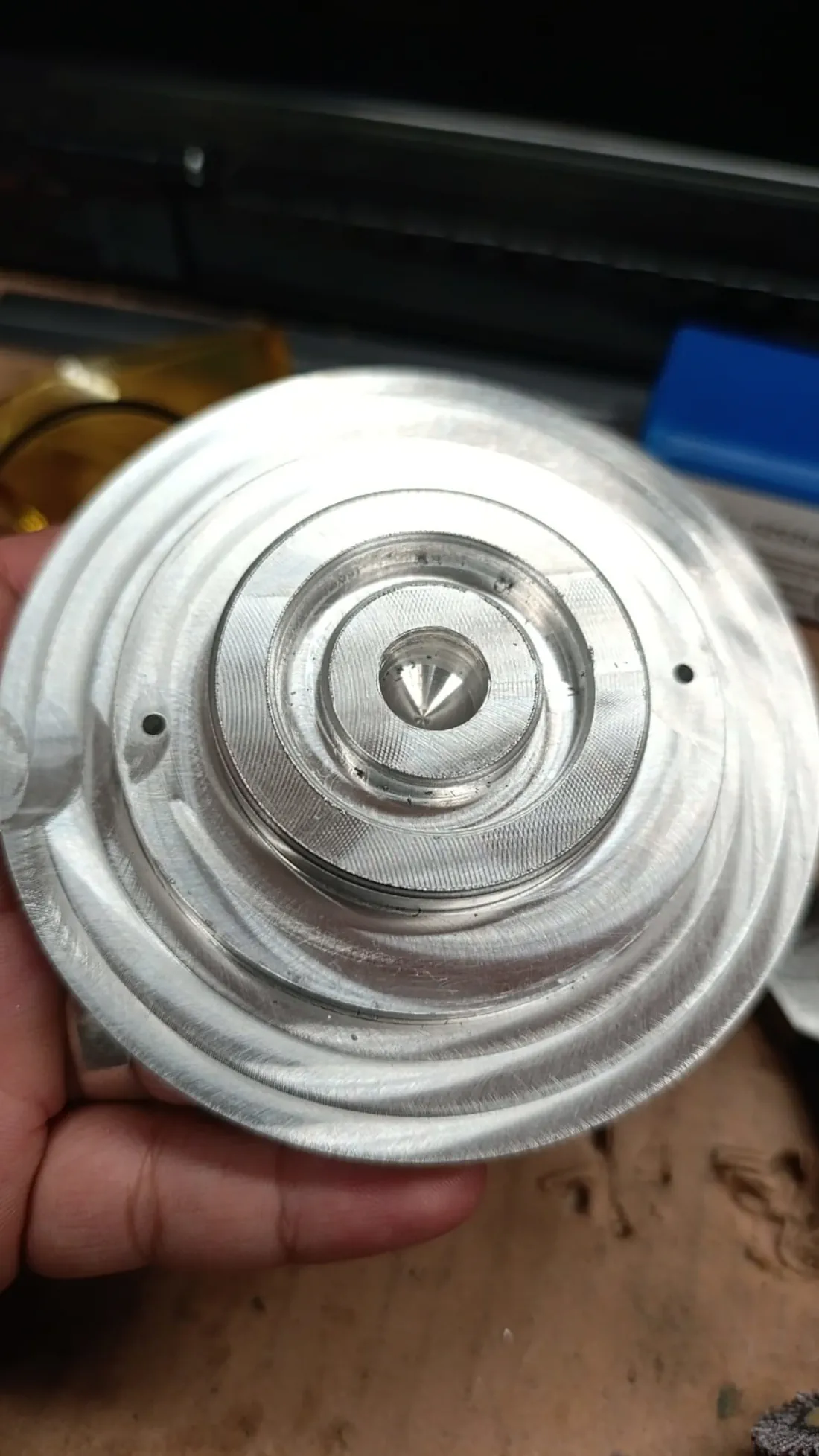 Componente metálico fabricado en torno industrial a partir de requerimiento técnico