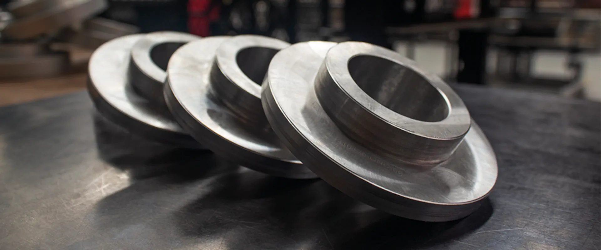 Torno industrial para fabricación de piezas cilíndricas metálicas