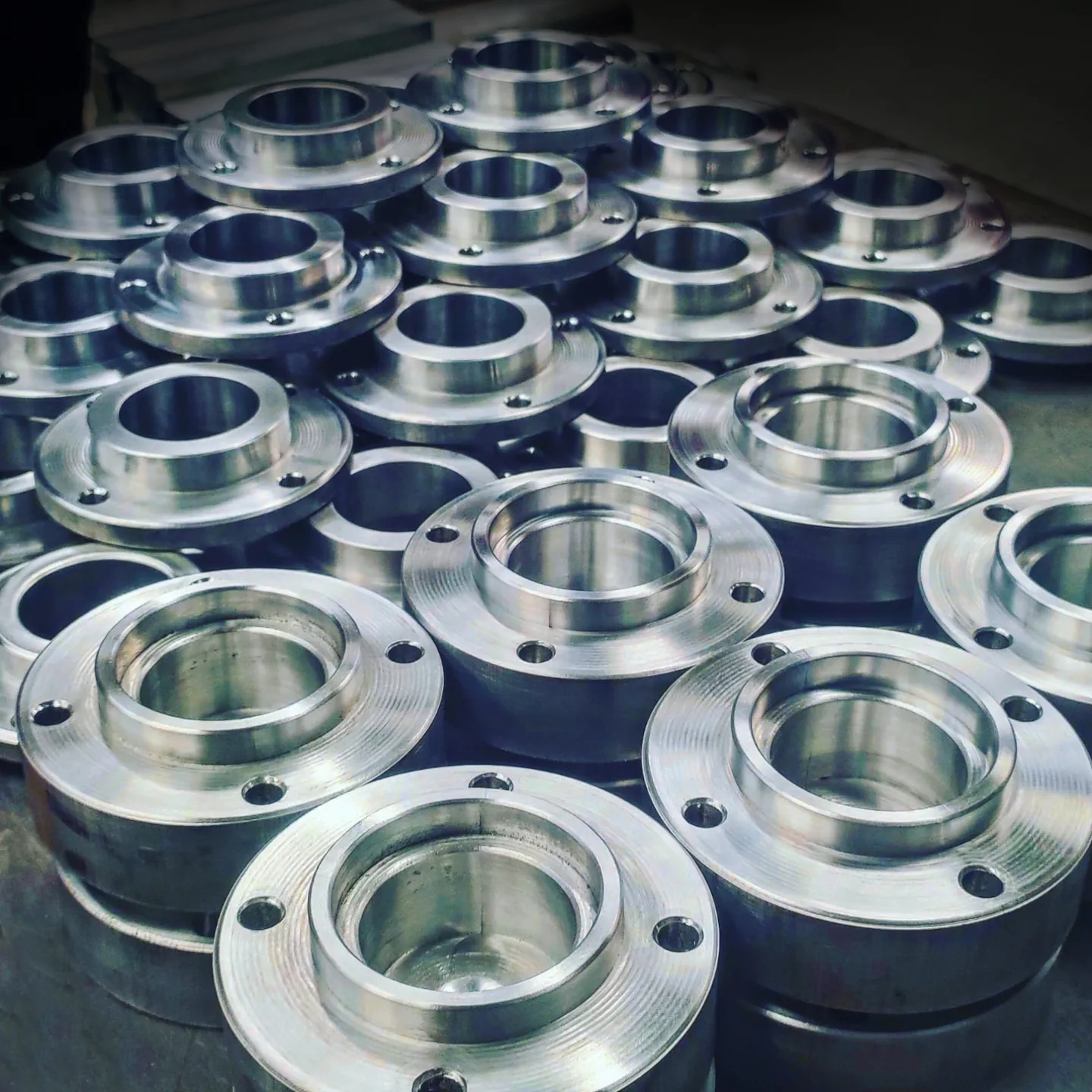 Piezas cilíndricas fabricadas en torno industrial