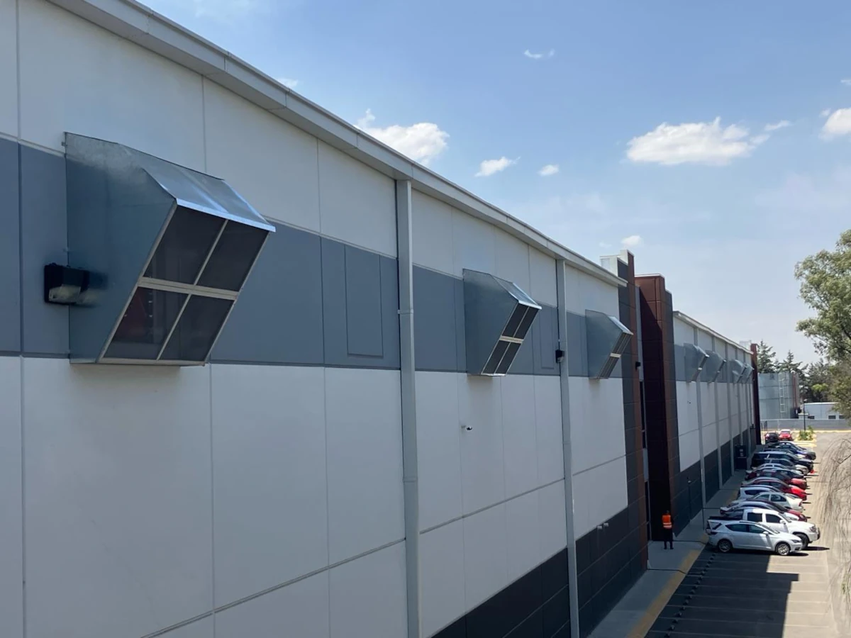 Sistema de ventilación instalado en fachada de nave industrial